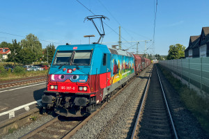 185 367 fährt als Günni mit seinem Güterzug durch den Bahnhof Butzbach auf der Main-Weser-Bahn, aufgenommen am 02.09.2024.