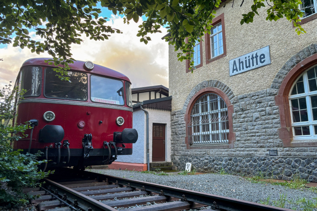 798 727 und 998 908 am Museumsbahnhof Ahütte, aufgenommen am 14.09.2024.
