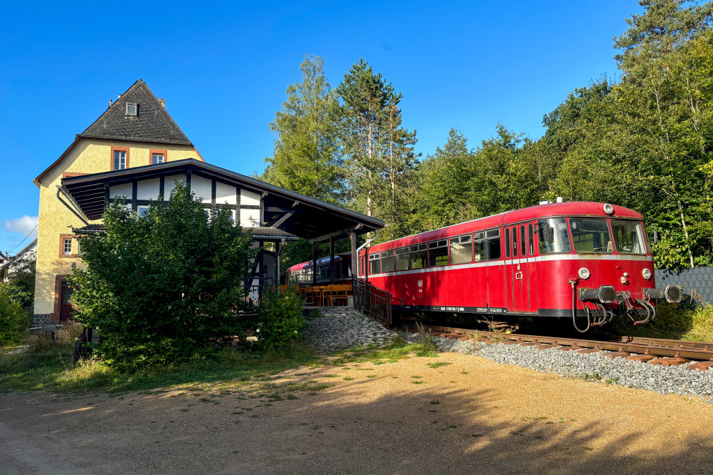 798 727 und 998 908 stehen bei dem Museumsbahnhof Ahütte, aufgenommen am 14.09.2024.