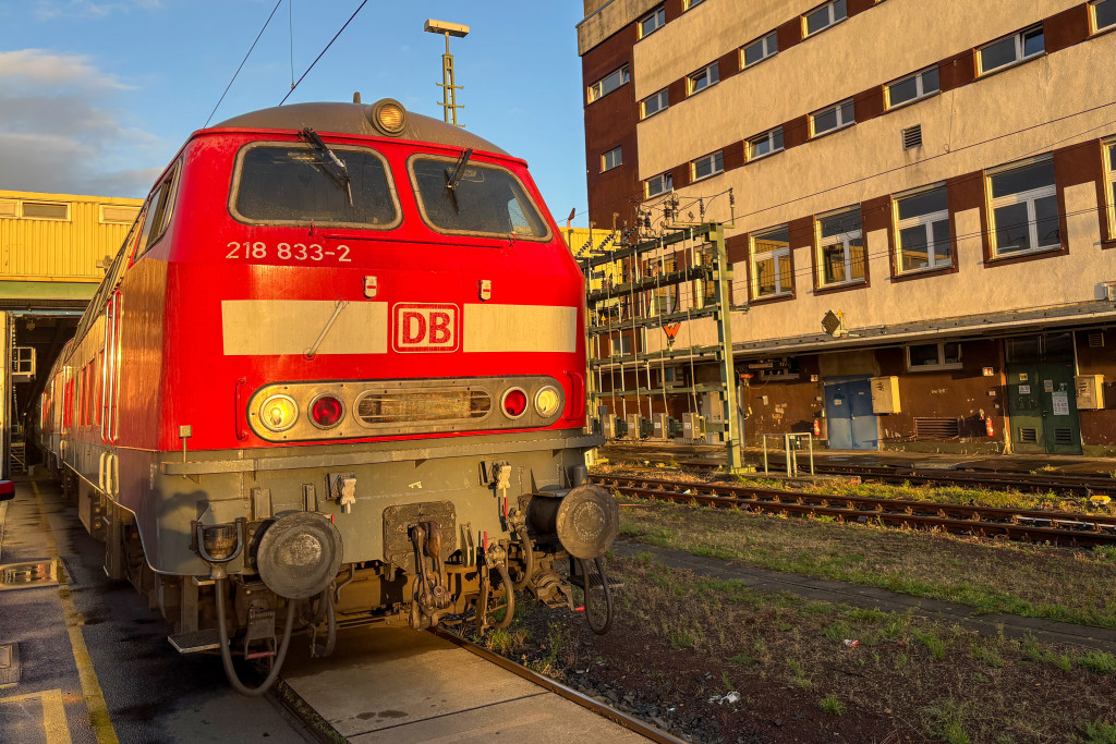 218 833 und eine weitere 218 am Bw Frankfurt-Griesheim in der Morgensonne, aufgenommen am 27.09.2024.