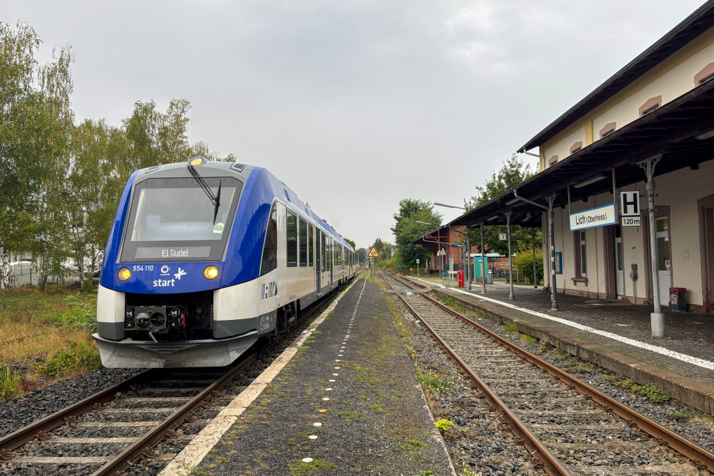 554 110 steht am Bahnsteig im Bahnhof Lich auf der Lahn-Kinzig-Bahn, aufgenommen am 02.10.2024.