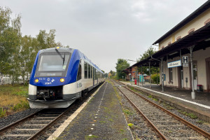 554 110 steht am Bahnsteig im Bahnhof Lich auf der Lahn-Kinzig-Bahn, aufgenommen am 02.10.2024.