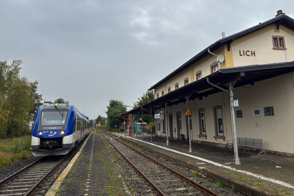554 110 im Bahnhof Lich auf der Lahn-Kinzig-Bahn, aufgenommen am 02.10.2024.