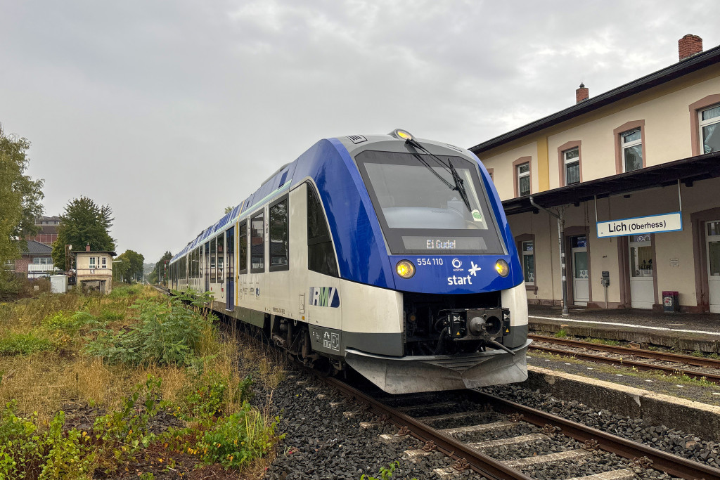 554 110 hält im Bahnhof Lich auf der Lahn-Kinzig-Bahn, aufgenommen am 02.10.2024.
