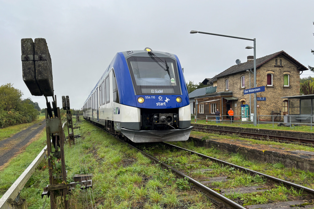 554 110 im Bahnhof Ober-Widdersheim auf der Lahn-Kinzig-Bahn, aufgenommen am 02.10.2024.