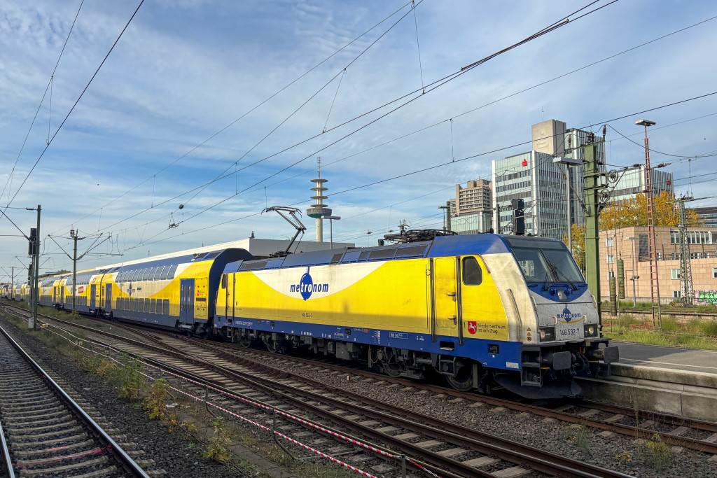 Der Metronom steht mit 146 532 in Hannover Hbf, aufgenommen am 18.10.2024.