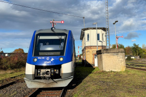 554 118 am Stellwerk in Hungen auf der Lahn-Kinzig-Bahn, aufgenommen am 22.10.2024.