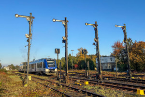 554 117 an den Ausfahrsignalen im Bahnhof Hungen auf der Lahn-Kinzig-Bahn, aufgenommen am 23.10.2024.