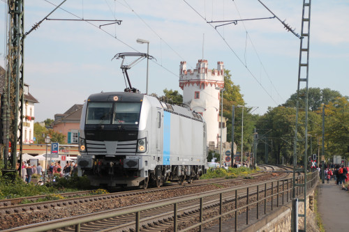 Wohl mal einer der leisen Züge auf der rechten Rheinstrecke, 193 811 fuhr am 03.10.2015 Lz Rheinabwärts, aufgenommen in Rüdesheim.