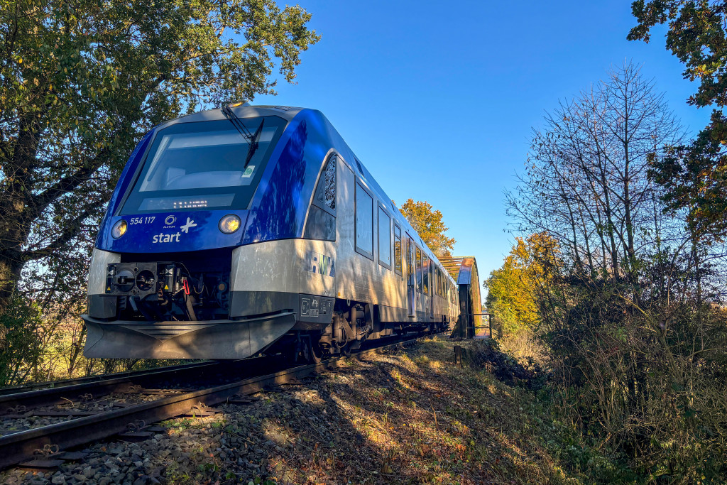 554 117 bei Altenstadt-Höchst auf der Niddertalbahn, aufgenommen am 23.10.2024.
