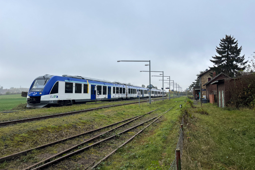 554 116 und ein weiterer 554 stehen in Ober-Widdersheim auf der Lahn-Kinzig-Bahn, aufgenommen am 28.10.2024.