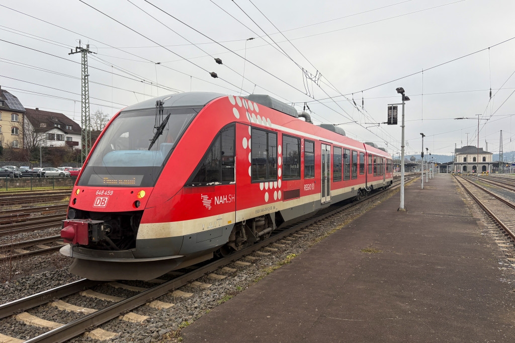 648 459 im Bahnhof Bebra auf der Nord-Süd-Strecke, aufgenommen am 12.12.2024.