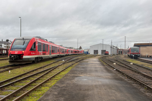 648 461 und andere Triebwagen im Aw Limburg, aufgenommen am 16.12.2024.