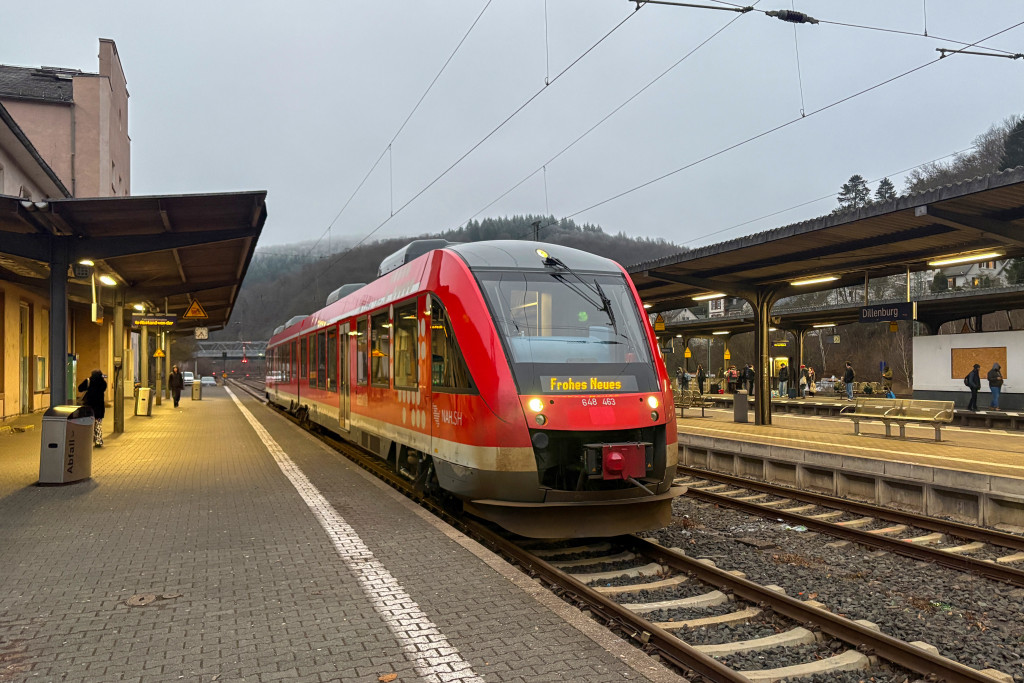 648 463 im Bahnhof Dillenburg auf der Dillstrecke, aufgenommen am 30.12.2024.