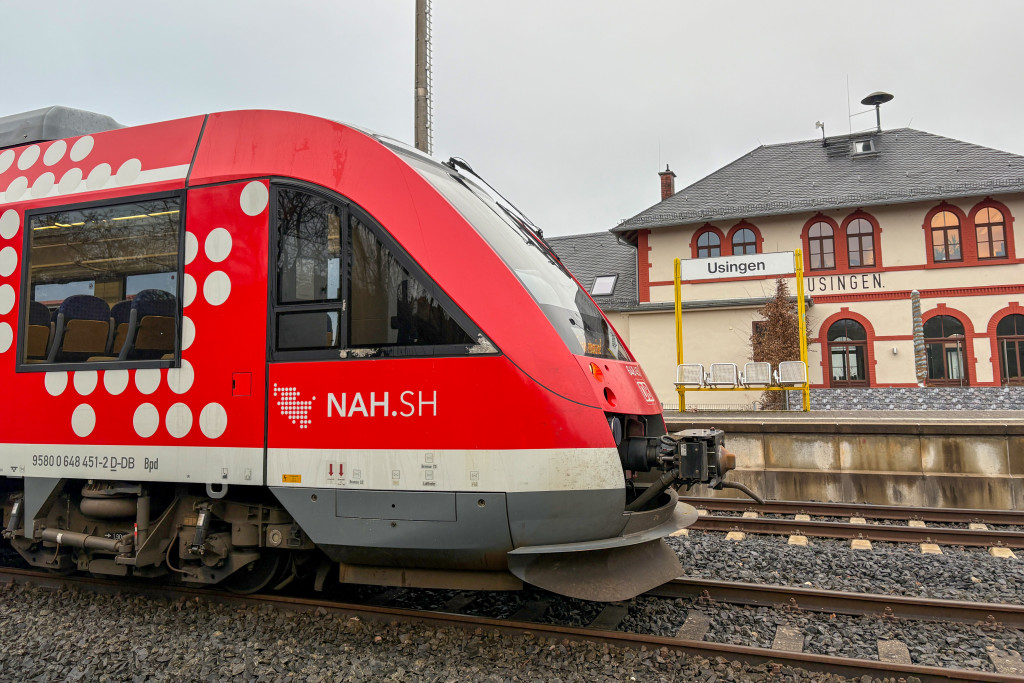 648 451 im Bahnhof Usingen auf der Taunusbahn, aufgenommen am 16.01.2025.