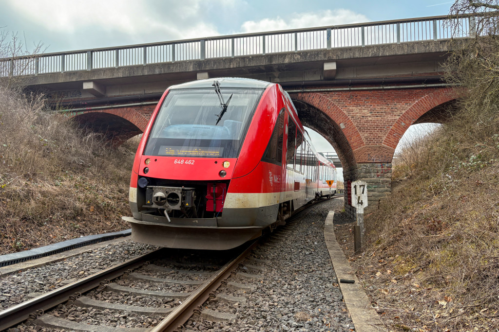 648 462 steht im Bahnhof Usingen auf der Taunusbahn, aufgenommen am 25.03.2025.