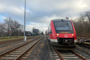 648 452 steht im Bahnhof Wilsenroth auf der Oberwesterwaldbahn, aufgenommen am 16.01.2025.