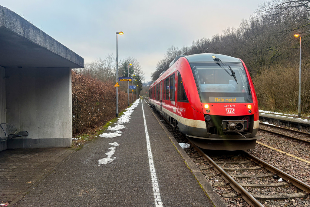 648 452 in Breitscheid auf der Oberwesterwaldbahn, aufgenommen am 16.01.2025.