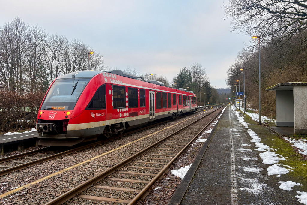 648 452 im Bahnhof Breitscheid auf der Oberwesterwaldbahn, aufgenommen am 16.01.2025.
