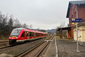 648 452 am Bahnsteig in Herdorf auf der Hellertalbahn, aufgenommen am 16.01.2025.