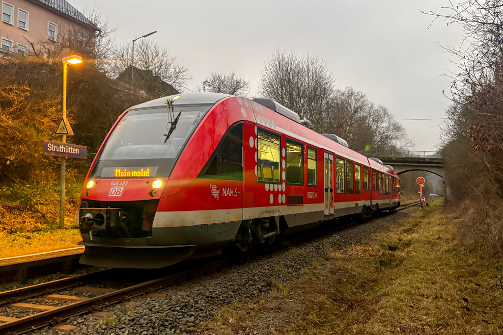 648 452 in Struthütten auf der Hellertalbahn, aufgenommen am 16.01.2025.