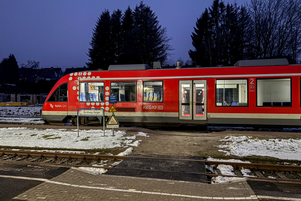 648 452 am Bahnsteig in Würgendorf auf der Hellertalbahn, aufgenommen am 16.01.2025.