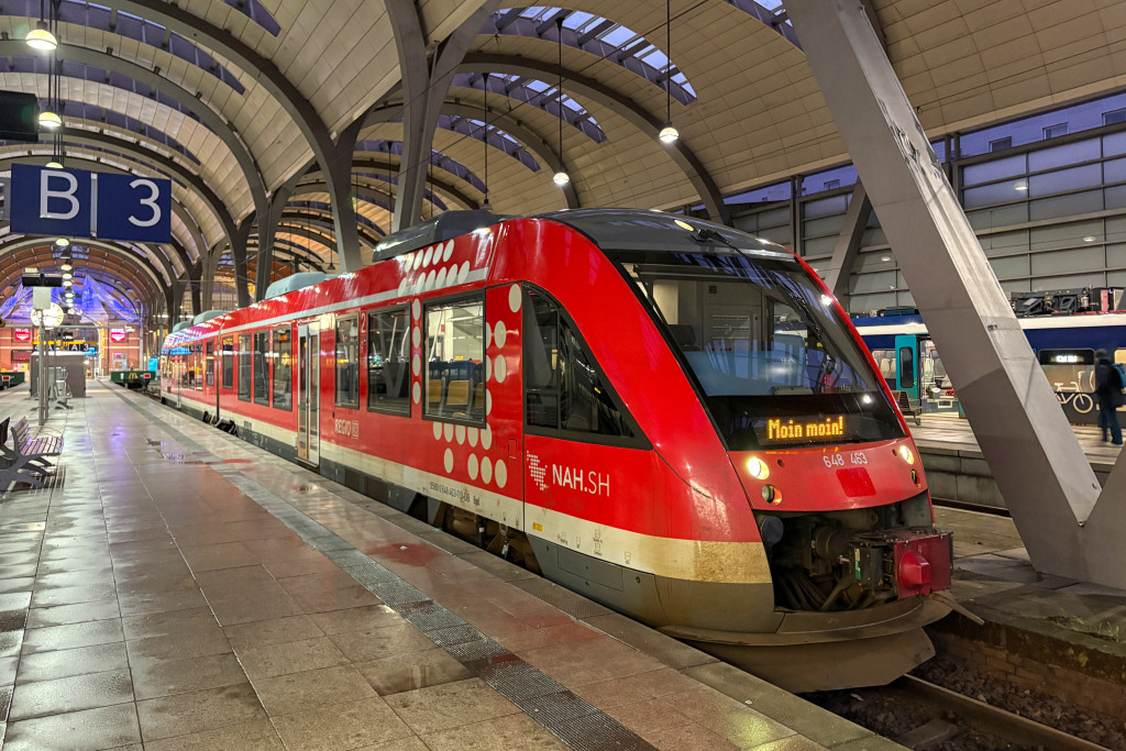 648 463 steht im Hauptbahnhof Kiel, aufgenommen am 30.12.2024.