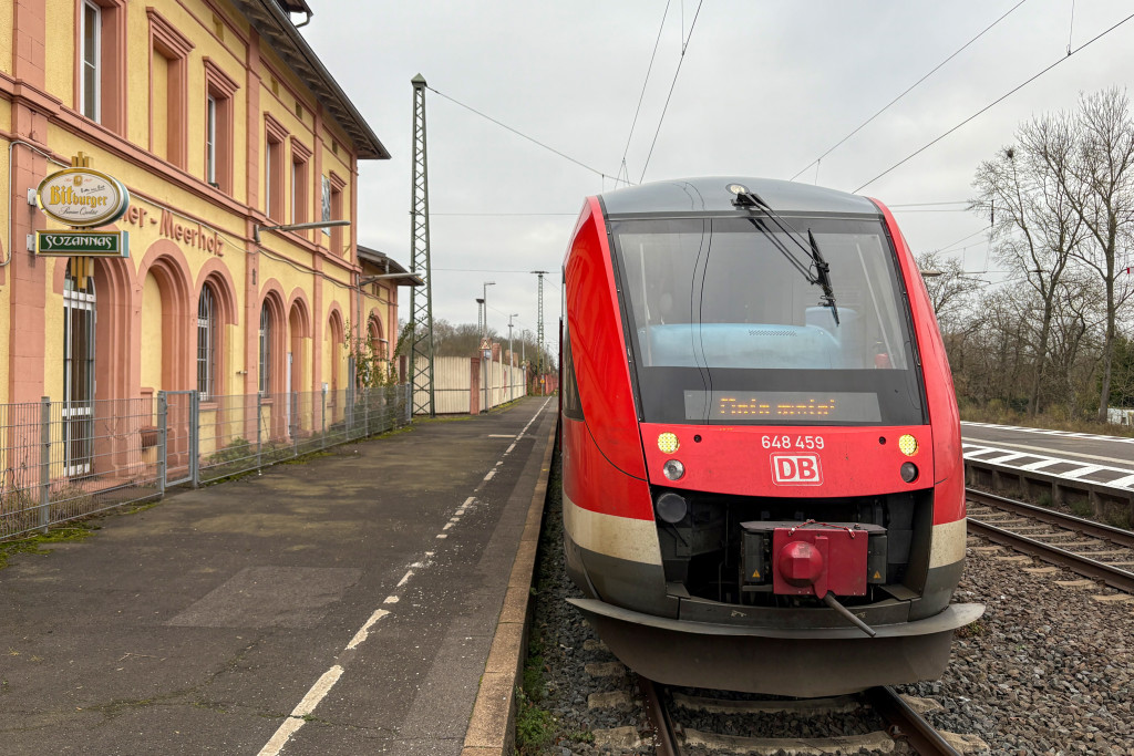 648 459 steht in Hailer-Meerholz am Bahnsteig, aufgenommen am 12.12.2024.