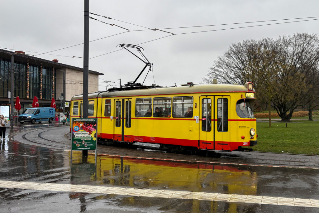 Alte Würzburger Straßenbahn vor dem Hauptbahnhof Würzburg, aufgenommen am 02.02.2025.