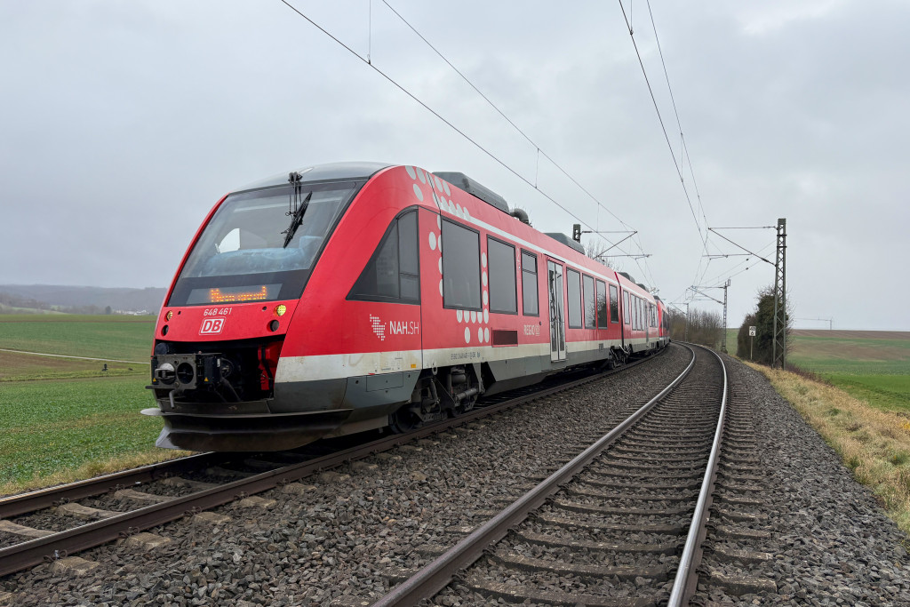 648 461 und 648 355 bei Bad Camberg auf der Main-Lahn-Bahn, aufgenommen am 16.12.2024.