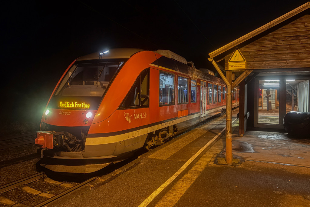 648 350 und zwei weitere 648 stehen im Bahnhof Bohmte, aufgenommen am 10.01.2025.