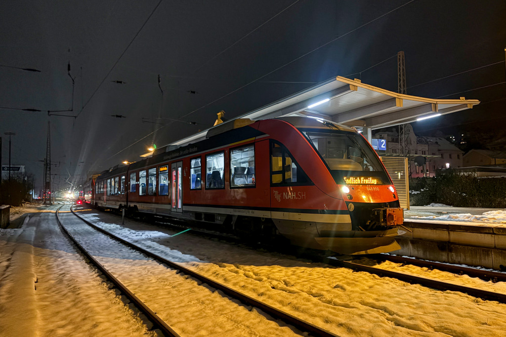 648 350 und zwei weitere 648 stehen in Plettenberg auf der Ruhr-Sieg-Strecke, aufgenommen am 10.01.2025.