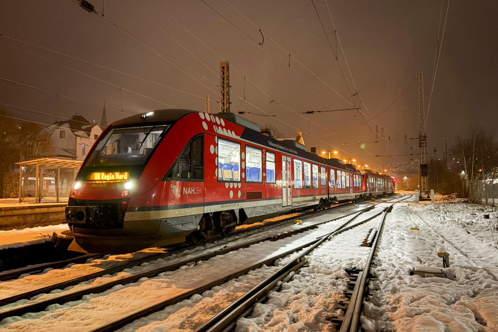 648 465 und zwei weitere 648 stehen in Plettenberg auf der Ruhr-Sieg-Strecke, aufgenommen am 10.01.2025.