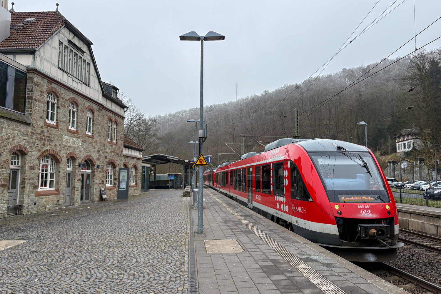 648 451 im Bahnhof Eppstein auf der Main-Lahn-Bahn, aufgenommen am 21.01.2025.