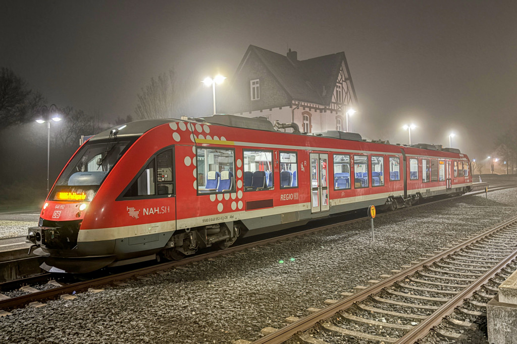 648 452 im Bahnhof Rosbach auf der Strecke Friedberg-Friedrichsdorf, aufgenommen am 17.01.2025.