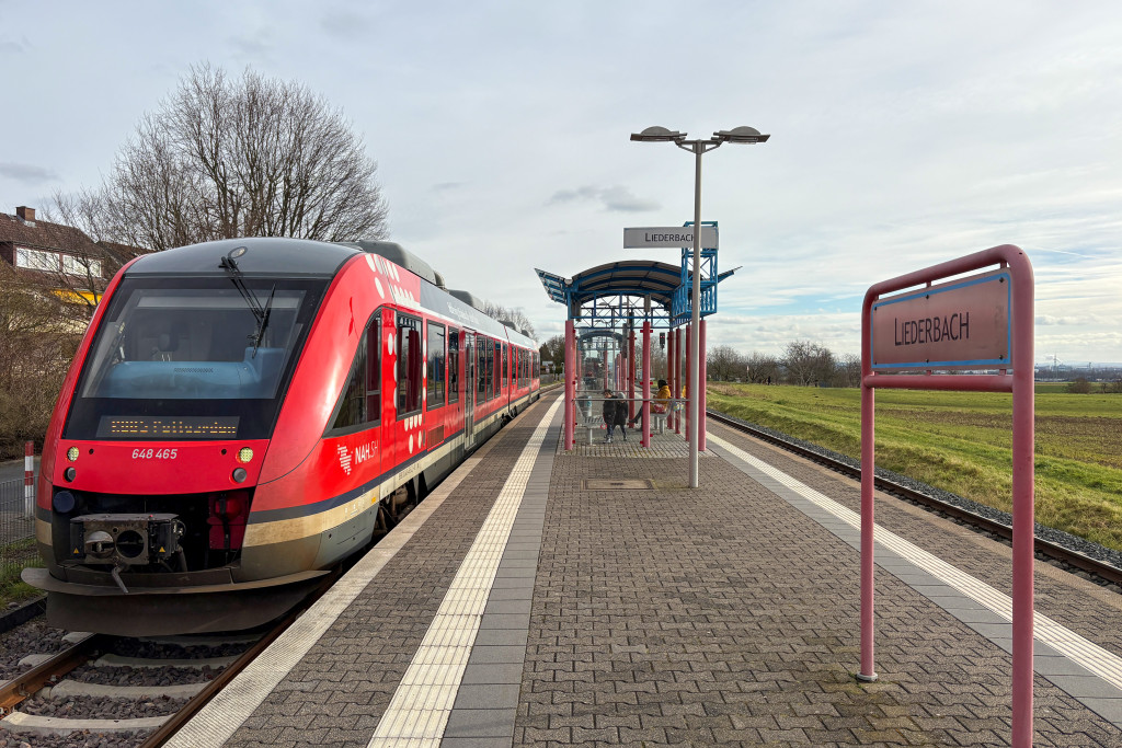 648 465 im Bahnhof Liederbach auf der Frankfurt-Königsteiner-Eisenbahn, aufgenommen am 31.01.2025.
