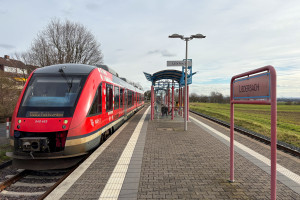 648 465 im Bahnhof Liederbach auf der Frankfurt-Königsteiner-Eisenbahn, aufgenommen am 31.01.2025.