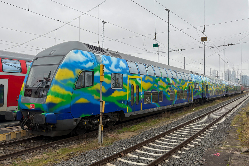 Der Touristik-Dosto in der Frankfurter Abstellanlage, aufgenommen am 17.01.2025.