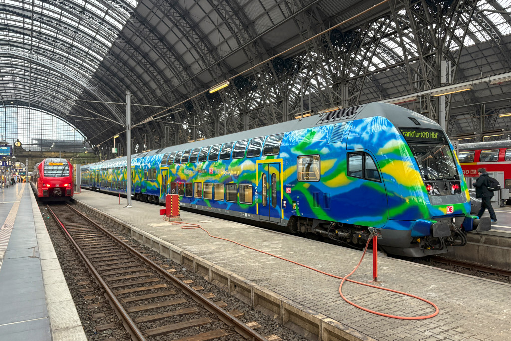 Der Touristik-Dosto in Frankfurt Hbf, aufgenommen am 04.02.2025.