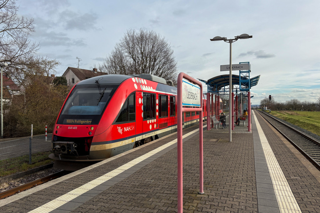 648 465 in Liederbach auf der Frankfurt-Königsteiner-Eisenbahn, aufgenommen am 31.01.2025.