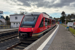648 465 am Bahnsteig in Hornau auf der Frankfurt-Königsteiner-Eisenbahn, aufgenommen am 31.01.2025.