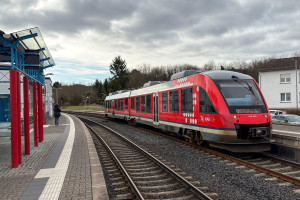 648 465 in Hornau auf der Frankfurt-Königsteiner-Eisenbahn, aufgenommen am 31.01.2025.