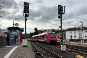 648 465 im Bahnhof Hornau auf der Frankfurt-Königsteiner-Eisenbahn, aufgenommen am 31.01.2025.