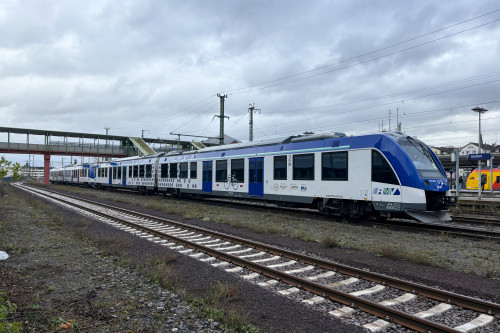 554 126 und ein weiterer 554 stehen im Bahnhof Gießen, aufgenommen am 16.12.2024.