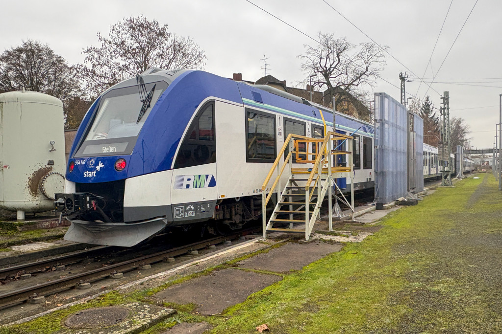 554 116 und zwei weitere 554 stehen im Bahnhof Gießen in der Waschanlage, aufgenommen am 11.12.2024.