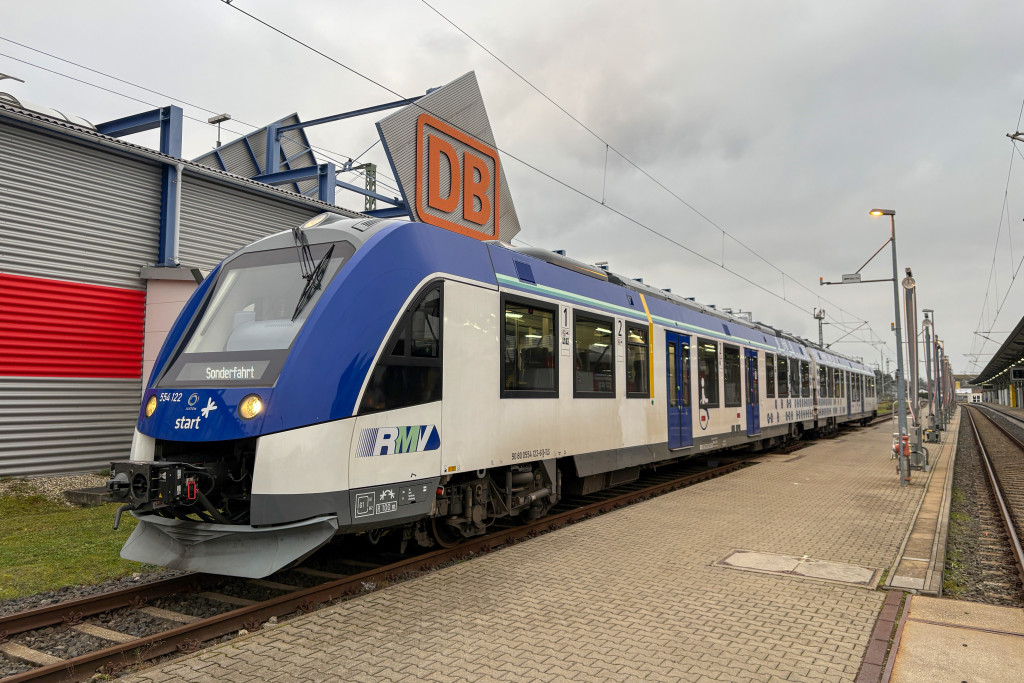 554 122 an der Waschanlage im Bahnhof Frankfurt-Höchst, aufgenommen am 12.12.2024.