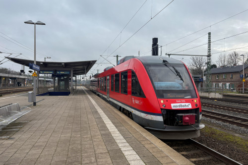 648 355 im Bahnhof Frankfurt-Stadion, aufgenommen am 05.12.2024.