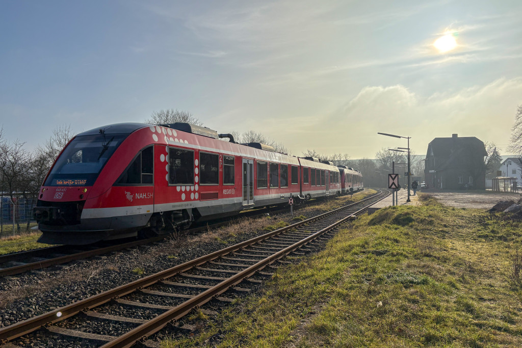 648 451 und 648 355 stehen im Bahnhof Niederzeuzheim auf der Oberwesterwaldbahn, aufgenommen am 21.01.2025.