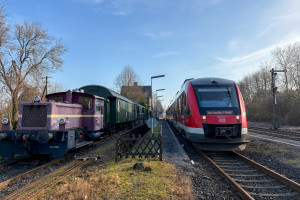 648 451 und 648 355 stehen im Bahnhof Wilsenroth auf der Oberwesterwaldbahn, aufgenommen am 21.01.2025.