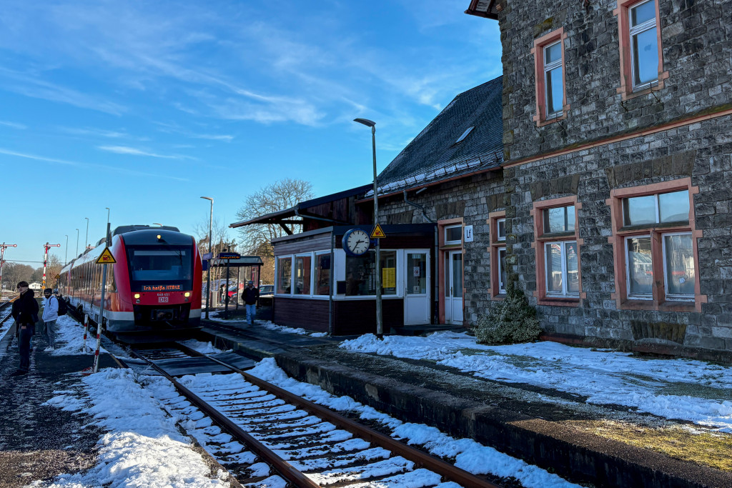 648 451 und 648 355 stehen im verschneiten Langenhahn auf der Oberwesterwaldbahn, aufgenommen am 21.01.2025.